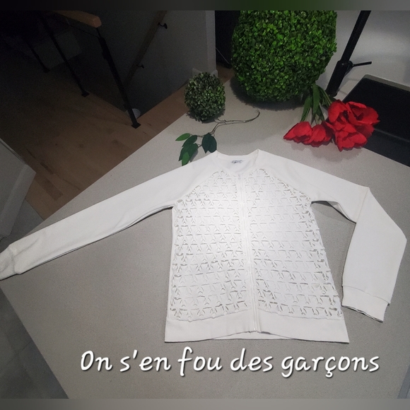 ON S'EN FOU DES GARÇONS Jolie veste estivale blanche, motifs étoilés en découpe - Picture 1 of 5